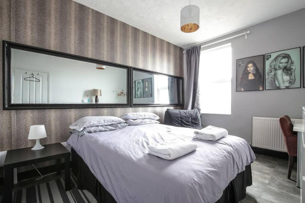 Large Modern Apartment With Garden Sleeps 10 Guests London Eksteriør billede
